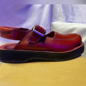 Simple Brand. Red Clogs, NWT, Comfort shoes size 9